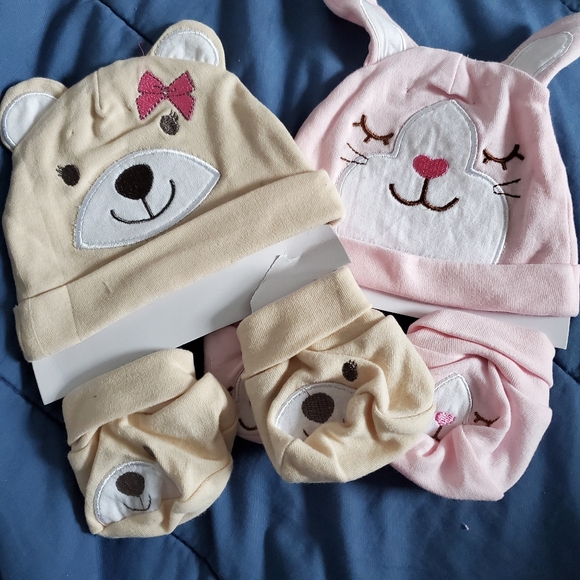 Hats with cutie socks - Picture 1 of 2